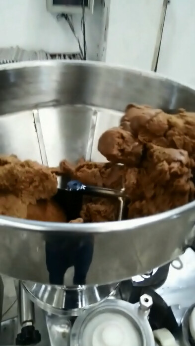 Pojedyncze inkrustacji Maszyna do napełniania proszkiem Mochi, jednolitego ciasta maszyny prasy